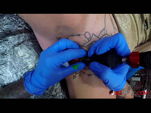 ❤️ Extrem tattooed Hottie Sully Savage krut en Tattoo op hirem Klitoris ❤️❌ Anal Video op lb.pornhdvideos.ru ❌❤
